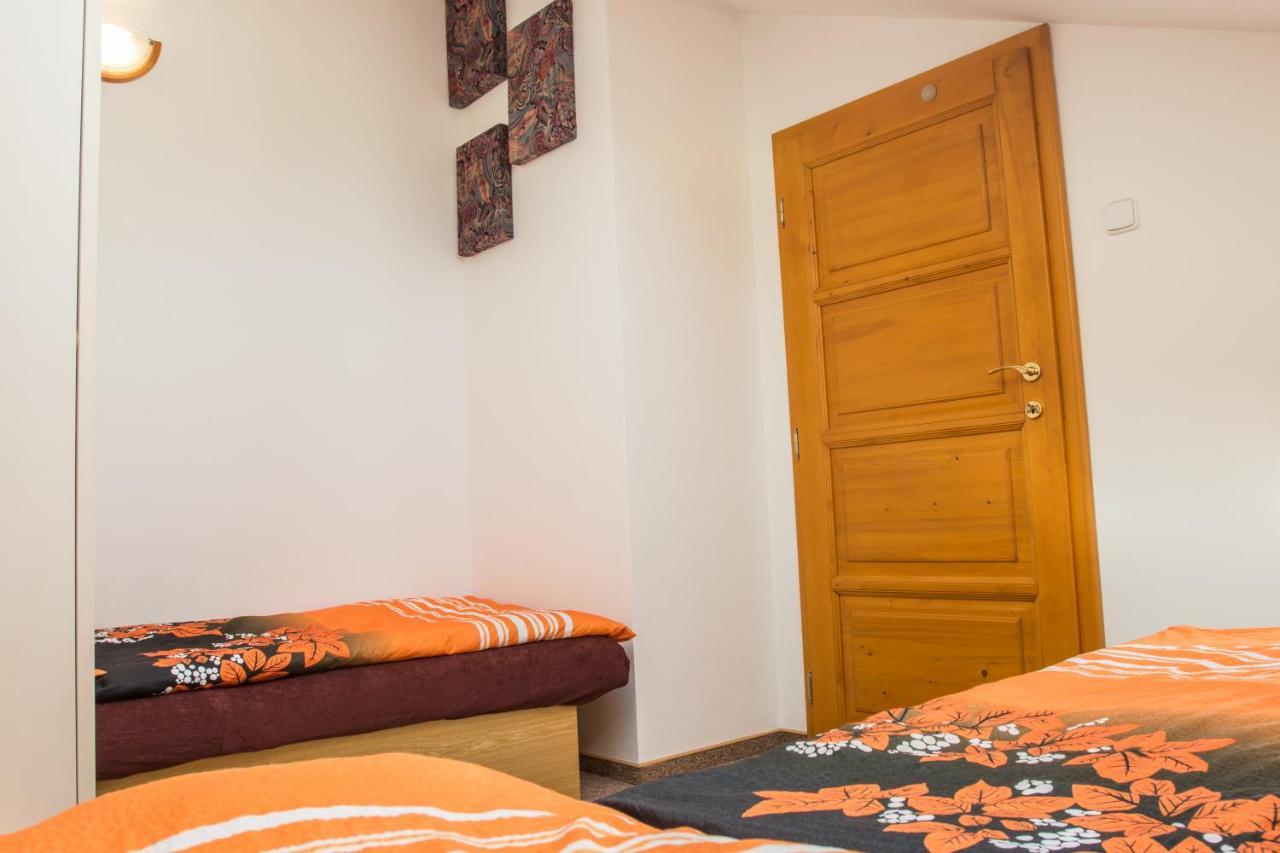 Apartmany Pod Lesem Rodvinov Bagian luar foto